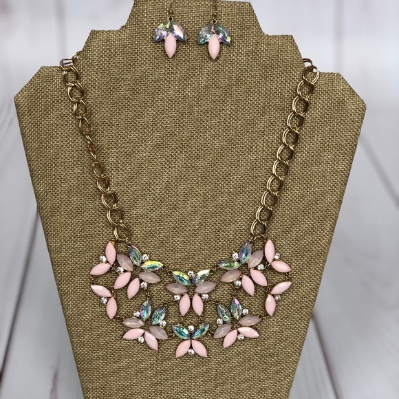 Jewelry - NWT Necklace and Earing Set